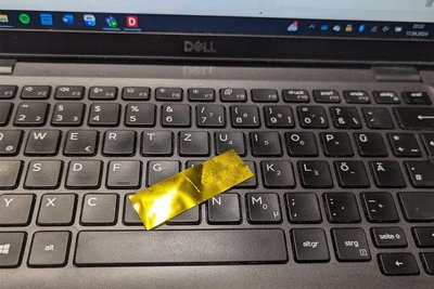 Teile des Flitterregens kamen eine knappe Woche später noch von der Deckenkonstruktion gesegelt und landeten unter anderem auf dem Laptop des „Freie Presse“-Reporters.