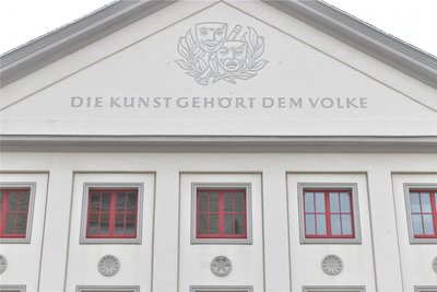 Am Theater in Freiberg prangt der Schriftzug „Die Kunst gehört dem Volke“. Daran erinnerte Stadträtin Jana Pinka (Linke): „Es gibt keine Theater erster und zweiter Klasse.“