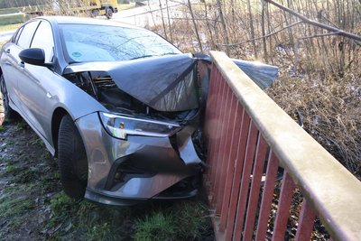 Der Opel hat ein Brückengeländer im Lichtenauer Ortsteil Merzdorf gerammt.