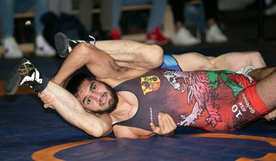 Sieht gefährlich aus: Hassan Ismail konnte in dieser Szene die Schulterniederlage gegen Moritz Langer abwenden, nicht aber die Niederlage. 
