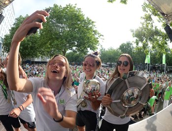Feierte als Spielerin große Erfolge in Wolfsburg: Vanessa Bernauer (M). (Archivbild)