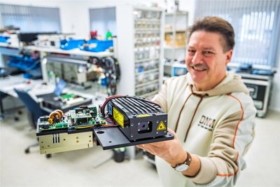 Biomedizintechniker Fred Kallweit zeigt den Laser, der zur Bekämpfung von Parasiten in Lachszuchten als Alternative zur chemischen Behandlung zum Einsatz kommt.