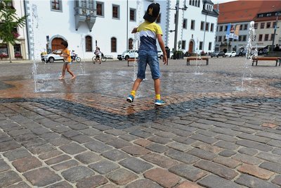 Die Wasserspiele auf dem Freiberger Obermarkt werden an heißen Tagen gern zur Erfrischung genutzt. Allerdings sind die Fontänen nicht zum Abkühlen angelegt, betont die Stadtverwaltung. 