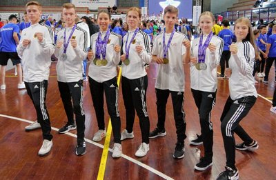 Stark gekämpft: Valentin Leißner, Jonas Pöschke, Michelle Süß, Selina Fabian, Dustin Striesche, Fabienne Baberske und Lilly Leißner (v. l.) erkämpften gemeinsam sieben Medaillen beim World Cup in Italien und schrammten haarscharf an weiterem Edelmetall vorbei. 