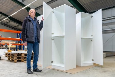 In der neuen Produktionshalle der Göltzschtalwerkstätten Vogtland der Diakonie Auerbach werden künftig Möbel produziert. Andreas Müller, Fachbereichsleiter der Werkstätten, präsentiert die ersten Schränke.