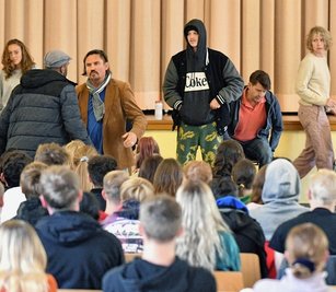 Im Präventionsprojekt "Berichte über Gewalt" haben am Mittwoch in der Aula des Freiberger Berufschulzentrums "Julius Weisbach" fünf Personen Geschichten über Gewalt als Täter oder Opfer erzählt und anschließend mit den Schülern darüber diskutiert. Die Unfallkasse Sachsen will damit zeigen: Gewalt hat keine Chance, wo man miteinander redet. 