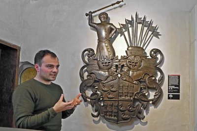 Matteo Rebeggiani, Mitarbeiter des Museums Priesterhäuser, weiht Besucher in die Geheimnisse des Großen Zwickauer Stadtwappens ein.