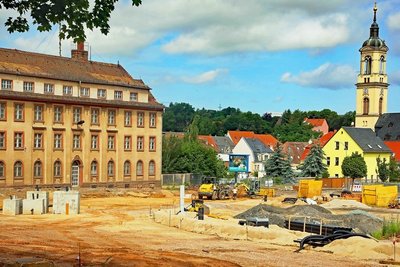 Noch lässt sich nur erahnen, wo künftig die B 175 am Gedächtnisplatz im Werdauer Zentrum verläuft. Der einst enge Kurvenradius soll dann der Vergangenheit angehören. Foto: Thomas Michel