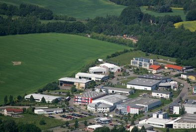 Rechts sind schon Betriebe, links noch grüne Wiese. Das solle sich ändern. Doch die Erweiterung des Gewerbegebiets stockt.