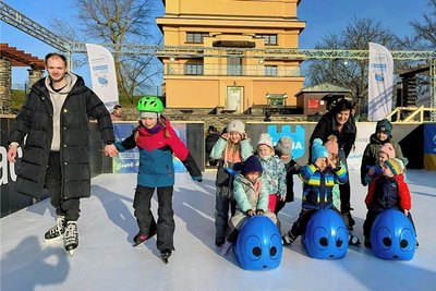Anne Hofmann, stellvertretende Leiterin der Awo-Kita "August Horch" Gregor Steps eröffneten am Freitag den Eislaufnachmittag.