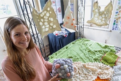 "Textile Flächen - Impulse für die Sinne": Unter diesem Titel schuf Rebecca Schwarz (26) im Rahmen ihrer Bachelor-Arbeit an der Schneeberger Fakultät für Angewandte Kunst Textilien für die Demenztherapie. Darunter eine sogenannte Gewichtsdecke, die - mit Bleibändern versehen - eine den Körper beruhigende Wirkung erzeugen soll. Kugelige Filze und Noppendecken garantierten ebenso "haptische Erlebnisse", wie Schwarz sagt.