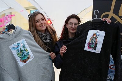 Die beiden Abiturientinnen Melissa Mohe (links) aus Crottendorf und Anna Lisa Gross aus Jöhstadt präsentieren die erste Kollektion von Sängerin Lisa Wohlgemuth.
