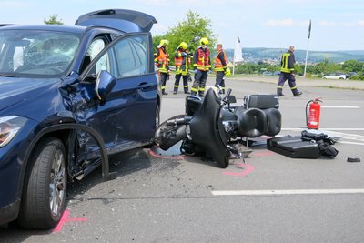 Bei einer Kollision mit einem BMW ist am Sonntagmittag ein Motorradfahrer schwer verletzt worden.