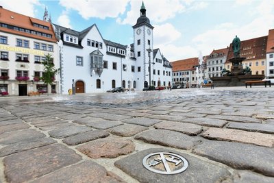 Die Fontänen auf dem Obermarkt: Das Wasser ist kein Trinkwasser. Darauf weist die in den Pflasterstein eingelassene Plakette hin.