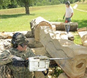 
              <p class="artikelinhalt">Der aus Litauen stammende Edvardas Racevicius lebt in Greifswald. In Bad Schlema kreiert er aus einem Stamm zehn Holzteile mit abstrakten Formen.</p>
            