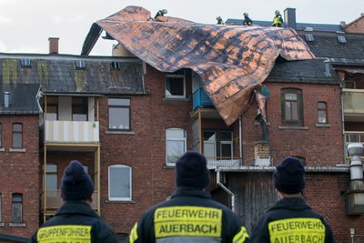 In Auerbach hatte es am Donnerstag ein komplettes Dach abgedeckt, am Freitagfrüh wurde das große Kupferblech-Stück von dem Mehrfamilienhaus runtergehievt.