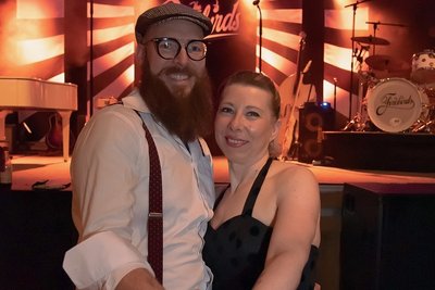Thomas und Sindy Grüner aus Stützengrün warfen sich passend zur Musik stilecht in Schale.