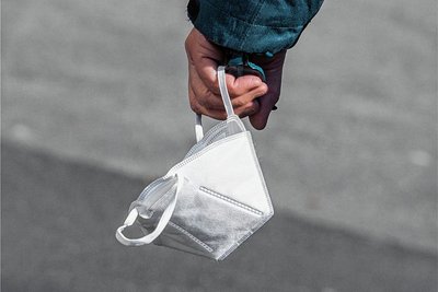 Weil er sich weigerte, eine Maske zu tragen, war der Streit eines jungen Mannes mit Polizisten eskaliert. Foto: Boris Roessler/dpa