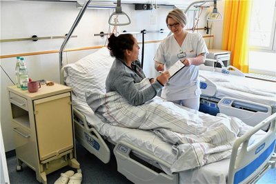Schwester Angela Hentschel nimmt eine Patientin am Kreiskrankenhaus Freiberg auf. 