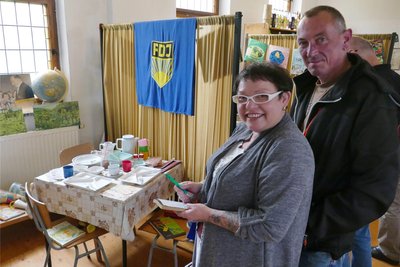 Vor allem im Schulbereich des Museums entdeckten Romy und Tiemo Jaross einige Schätze aus DDR-Zeiten, die sie selbst gern hätten.