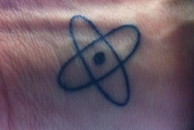 Atomino-Tattoo von Jan Kummer.