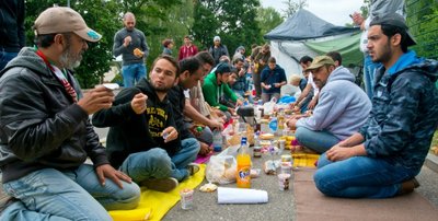 Gemeinsames Essen am Straßenrand: Neun Tage lang harrten Flüchtlinge aus Syrien und dem Irak vor dem Erstaufnahmelager in Chemnitz aus.