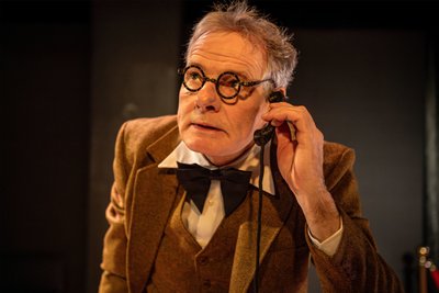 Dirk Glodde als Sigmund Freud in dem Theaterstück "Der Besucher", eine Inszenierung der Theater Chemnitz für den Ostflügel im Spinnbau.