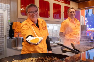 Neu auf der Kät: Das mehrköpfige Team von Tracy Drechsler und Chef Benjamin Welte ist zum ersten Mal bei der Kät. Die Quedlinburger von der „Schlemmerpfanne“ schwärmten bereits am Eröffnungstag von den aufgeschlossenen Erzgebirgern. Bei ihnen können sich die Gäste das Essen selbst zusammenstellen.