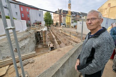Der Marienthaler Bach wird zwischen Paulus- und Erntestraße freigelegt. Die Baustelle, die hier Heinz Wolff inspiziert, gehörte zu den Stationen beim Stadtspaziergang.