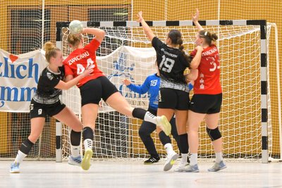 Nicht nur im Angriff stark: Lucie Walther (l.) und ihre Teamkolleginnen haben den BSV Zwickau II im Griff.