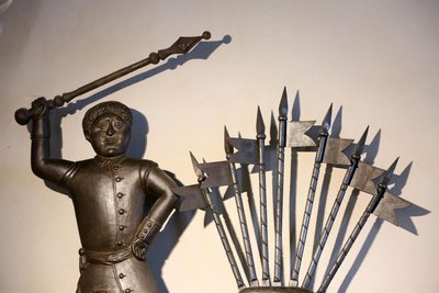 Was symbolisieren der Stadtpatron und die sieben geheimnisvollen Fähnchen im Stadtwappen?
