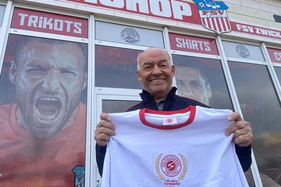 Ludwig Blank vor dem Fanshop des FSV Zwickau.