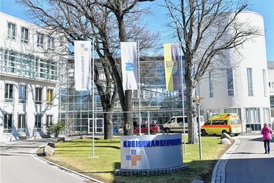 Das Krankenhaus Freiberg (im Bild Haupteingang am Donatsring) nutzt verschiedene Wege zur Fachkräftegewinnung. 