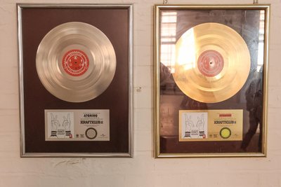 Goldene Schallplatte von Kraftklub in der Ausstellung vom Atomino im Wirkbau.