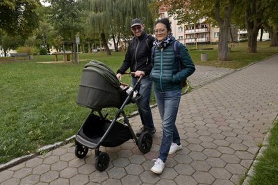 Christoph Ulbricht und Sophie Chuong beim Stadtspaziergang in Marienthal. Das Zwickauer Angebot finden sie gut, um sich einen Überblick übers Viertel zu verschaffen und Probleme anzusprechen.