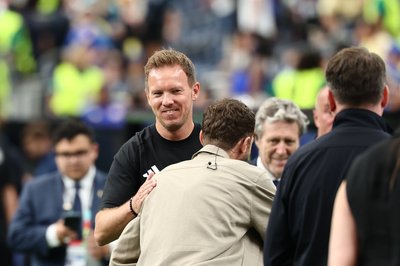 Julian Nagelsmann und Thomas Müller treffen sich vor dem Spiel.