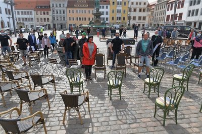Freiberger Gastronomen und Hoteliers hatten am Freitag ihre Stühle, die seit der Coronakrise unbesetzt bleiben müssen, auf den Obermarkt gestellt.Foto: Eckardt Mildner
