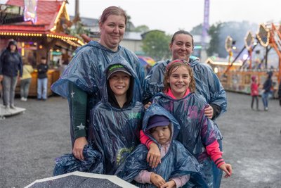 Familie Bochmann aus Gelenau mit den Müttern Jeniffer und Nadine sowie den Kids Ben, Lea und Emily ließen sich vom Regen nicht abschrecken. Sie freuten sich über die Regenponchos, die kostenfrei verteilt wurden.