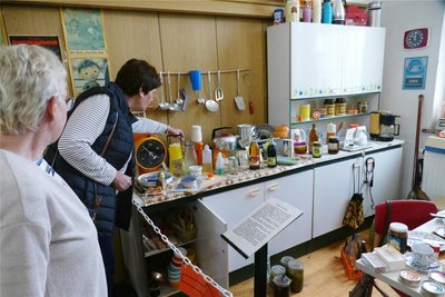 In der Küche des Museums kommt gerade älteren Besucherinnen vieles bekannt vor.