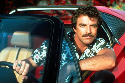 Tom Selleck als Privatdetektiv Thomas Magnum in einer Folge der gleichnamigen TV-Serie. In acht Staffeln löste er zusammen mit seinen Freunden TC und Rick Fälle.