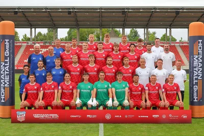 Kader des FSV Zwickau, Saison 2025/26, Regionalliga Nordost, hintere Reihe v. l.: Hygienebeauftragter Hans-Jürgen Lambrecht, Till Jacobi, Josua von Baer, Lennert Möbius, Jonas Dittrich, Randolf Riesen, Mannschaftsleiter Mario Kallisch; 3. Reihe v. l.: Mannschaftsarzt Bernhard Karich, Mannschaftsarzt Uwe Flötgen, Theo Gunnar Martens, Lucas Albert, Sonny Ziemer, Sandro Sengersdorf, Gabriel Figurski Viera, Athletiktrainer Maik Gläser, Sportchef Robin Lenk; 2. Reihe v. l.: Physiotherapeutin Marie Koch, Mannschaftsarzt Alexander Suffeda, Physiotherapeut Benjamin Jorde, Maximilian Somnitz, Lukas Eixler, Oliver Fobassam, Felix Pilger, Co-Trainer Daniel Rupf, Torwart-Trainer Dennis Dickmann, Trainer Rico Schmitt; vordere Reihe v. l.: Nick Breitenbücher, Kilian Senkbeil, Veron Dobruna, Jasper Kühn, Lucas Hiemann, Clemens Boldt, Andrey Startsev, Marc-Philipp Zimmermann, Daniel Haubner.
