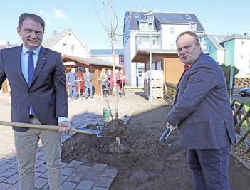 Dillingens OB Frank Kunz (l.) und sein Amtskollege Martin Antonow aus Brand-Erbisdorf pflanzen gemeinsam ein Apfelbäumchen zum Jubiläum "30Jahre Städtepartnerschaft".