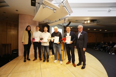 Von links nach rechts: OB Constance Arndt (BfZ) zeichnete Daniel Stegbauer, Steffen Müller, Sven Neugebauer und Jens Juraschka mit dem Ehrenbrief der Stadt aus. Rechts: Rudolf Fischer vom Vorstand der Sparkasse Zwickau.