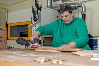 Auch Lasertechnik kommt für Gravuren zum Einsatz. Diesen bedient Mary Marath. Bevor der Co²-Laser allerdings zum Einsatz kommt, muss das Holz abgeschliffen werden.