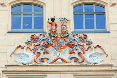 Ein echter Hingucker: Das Wappen am Rathaus ist größer und farbenfroher als die gusseiserne Version im Museum.