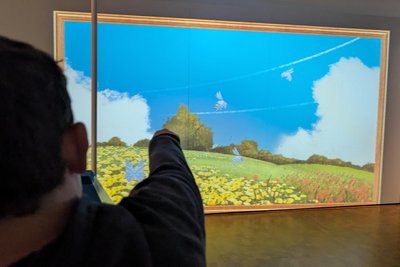Auf der digitalen Wand flattern die eigenen Bienen oder Schmetterlinge.