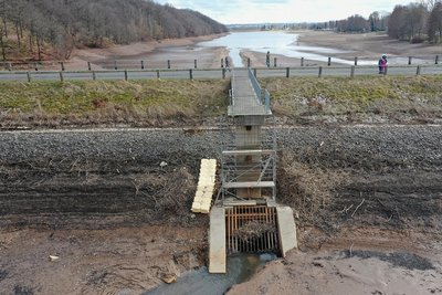 Die Technik in der Absperreinrichtung zwischen dem Vorstau und der Talsperre ist ausgebaut worden. Nun erschwert Wasser die Arbeiten im Durchlass der Koberbachtalsperre. 