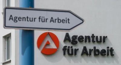 Die Arbeitslosigkeit geht leicht zurück. (Symbolbild)