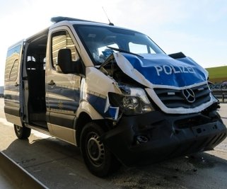 Eines der beiden Polizeifahrzeuge, die beim Unfall auf der A 72 aufeinander aufgefahren waren. 