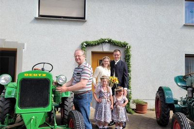 Aufstellung fürs Hochzeitsfoto vor dem elterlichen Haus. Vater Gunther Zschommler richtet noch schnell einen Traktor für das Bild her.